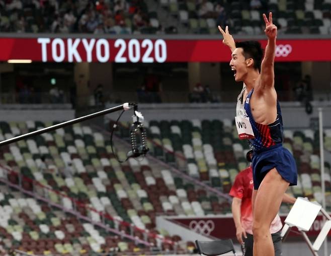 우상혁이 한국 신기록을 작성한 뒤 환호하고 있다.   사진=연합뉴스