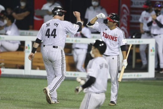 KBO 리그 입성해 첫 안타를 홈런으로 장식한 LG의 보어가 환영을 받고 있다.[LG 트윈스 제공]