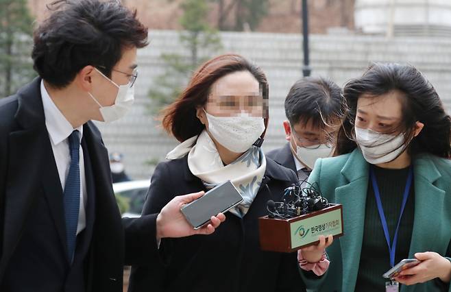 ▲ 자녀 입시비리와 사모펀드 투자 의혹 등 혐의로 재판에 넘겨진 조국 전 법무부 장관의 부인 정경심 동양대 교수가 2020년 12월23일 오후 서울 서초구 서울중앙지법에서 열리는 1심 선고공판에 출석하고 있다. ⓒ 연합뉴스