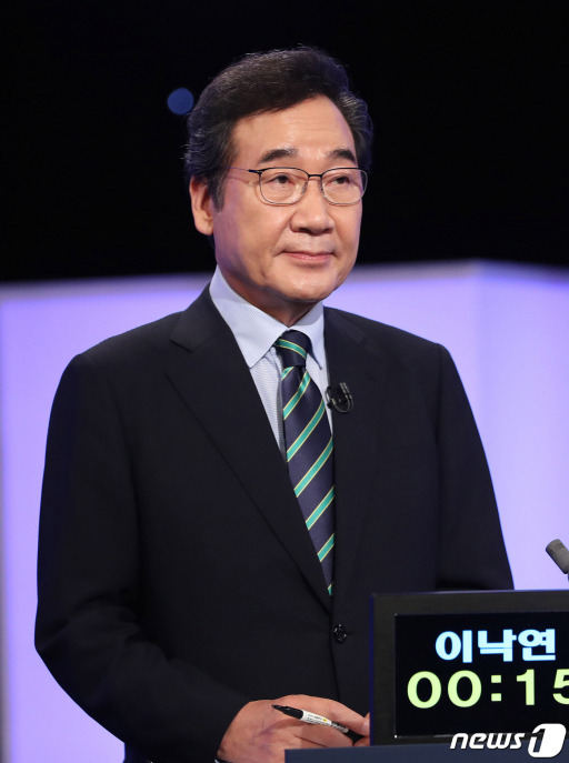 이낙연 더불어민주당 대선 예비후보가 11일 오후 서울 여의도 KBS에서 열린 본경선 3차 TV토론에 참석해 토론준비를 하고 있다/사진=뉴스1