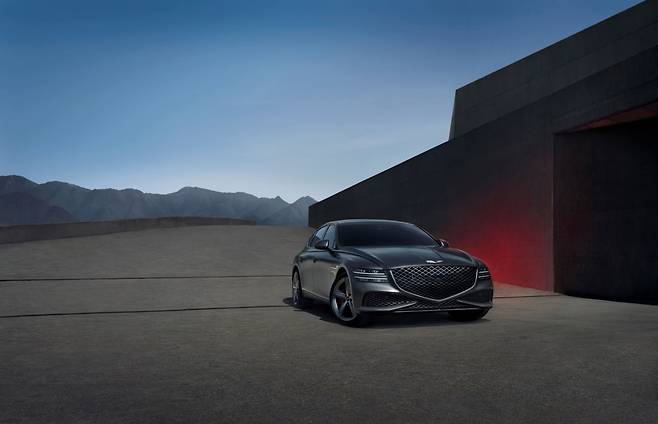 제네시스의 ‘G80 스포츠 패키지’가 ‘첨단 기술’ 집약체로 주목 받고 있다. 사진은 차량 앞면 모습. /사진=제네시스