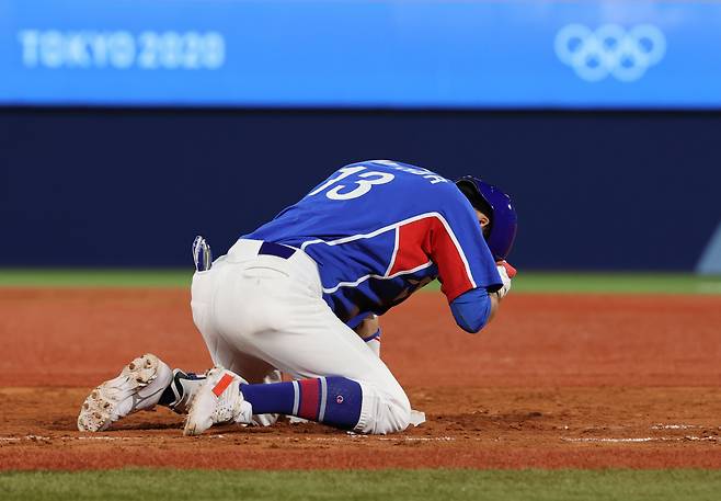 지난달 31일 일본 요코하마 스타디움에서 열린 도쿄올림픽 야구 B조 예선 한국과 미국의 경기에서 2-4로 뒤진 9회초 2사 2루 상황에서 허경민이 1루에서 아웃된 뒤 아쉬워하는 모습. [연합]