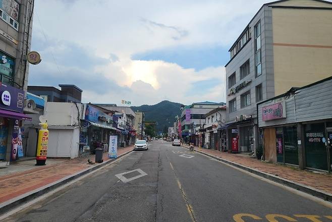 지중화 사업 완료 후 깨끗해진 거리 [철원군 제공. 재판매 및 DB 금지]