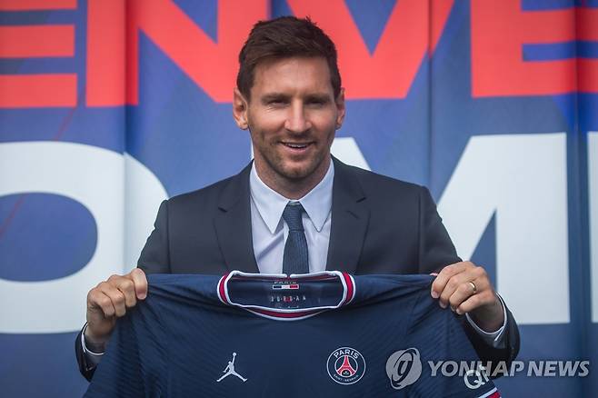 PSG 유니폼 들어올린 메시 [EPA=연합뉴스]