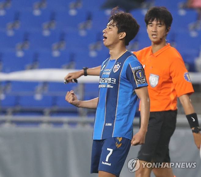 윤일록 '골이다' (울산=연합뉴스) 김용태 기자 = 11일 울산 문수축구경기장에서 열린 2021 하나은행 FA컵 울산 현대와 양주시민축구단의 경기에서 울산 윤일록이 선제골을 넣고 환호하고 있다. 2021.8.11 yongtae@yna.co.kr