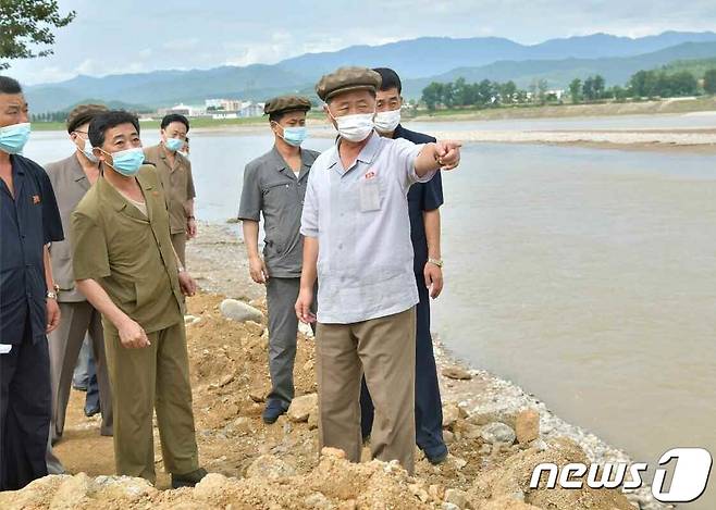 (평양 노동신문=뉴스1) = 북한 김덕훈 내각총리가 함경남도 수해 복구 현장을 현지 요해(점검)했다고 노동당 기관지 노동신문이 12일 보도했다. 김 총리는 영광군, 신흥군, 단천시, 홍원군의 피해지역을 돌아보면서 수재민들의 생활 보장과 농작물 피해 최소화 대책 마련 등을 주문했다. [국내에서만 사용가능. 재배포 금지. DB 금지. For Use Only in the Republic of Korea. Redistribution Prohibited] rodongphoto@news1.kr