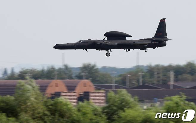 지난 10일 오후 경기도 평택 소재 주한미군 오산 공군기지에 U-2S 고고도정찰기가 착륙하고 있다. 2021.8.10/뉴스1 © News1 김영운 기자