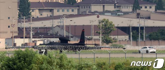 지난 10일 오후 경기도 평택 소재 주한미군 오산 공군기지에 U-2S 고고도정찰기가 착륙하고 있다. 2021.8.10/뉴스1 © News1 김영운 기자