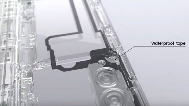 갤럭시Z폴드3 외곽에는 방수 기능을 위한 고무 띠를 둘렀다. (사진=삼성전자)