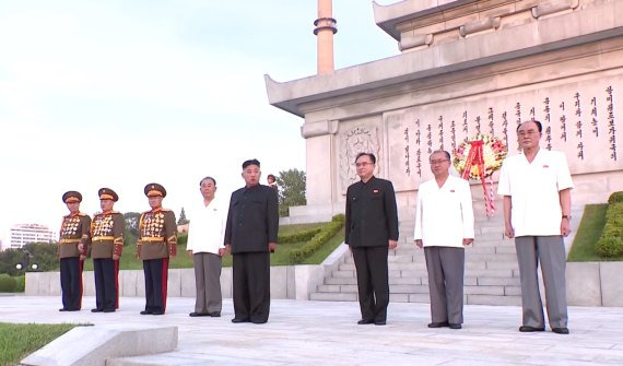 [서울=뉴시스] 북한 조선중앙TV는 지난 28일 김정은 조선노동당 총비서 겸 국무위원장이 조국해방전쟁승리 68돌에 즈음해 중국의 6·25 전쟁 참전을 기념하는 우의탑을 방문해 헌화했다고 29일 보도했다. (사진=조선중앙TV 캡처) 2021.07.29. photo@newsis.com *재판매 및 DB 금지 /사진=뉴시스