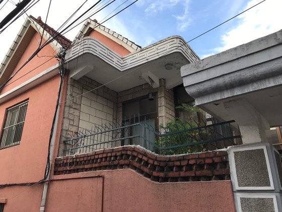 1970년대에 지어진 서울 강북의 불란서 주택. 서구풍의 삼각지붕에 베란다를 가진 2층 양옥집이다. 재개발로 인해 하나씩 사라지고 있는 추세다. [사진 최범]