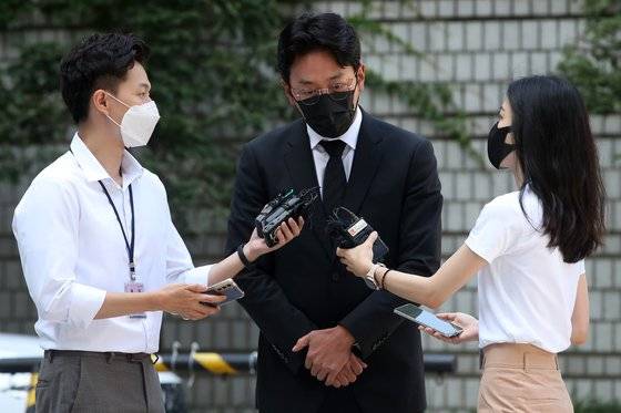 프로포폴 불법 투약 혐의로 재판에 넘겨진 배우 하정우(본명 김성훈)가 첫 공판이 열리는 10일 오전 서울 서초구 서울중앙지법 법정으로 들어가던 중 취재진의 질문을 받고 있다. 연합뉴스
