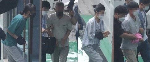 2일 오후 북한의 지령을 받아 미국산 스텔스 전투기 도입 반대 활동을 했다는 의혹을 받는 충북 청주 지역 활동가 4명이 구속영장심사를 위해 법정에 출석하고 있다. 연합뉴스