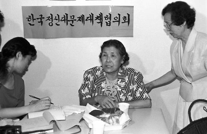 고 김학순 할머니가 1991년 8월14일 한국정신대문제대책협의회 사무실에서 기자회견을 열고 ‘위안부’ 피해생존자 중 최초로 피해사실을 증언하고 있다. 경향신문 자료사진