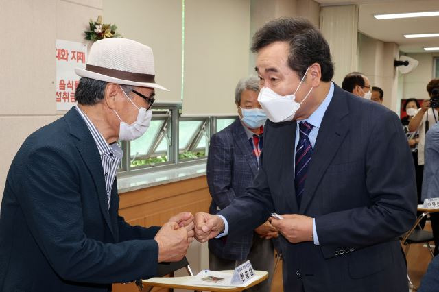 이낙연 더불어민주당 대선경선 후보가 12일 오후 서울 용산구 임정로 대한노인회 서울시연합회에서 정책간담회를 갖기에 앞서 참석한 어르신들과 인사를 하고 있다. 국회사진기자단