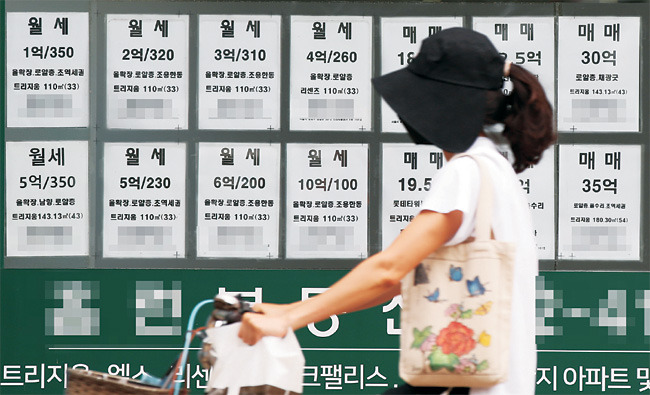 늘어나는 월세 거래 : 지난해 7월 말 새 임대차법 시행 여파로 월세 비중이 28%에서 35%로 증가한 가운데, 최근 서울의 한 부동산중개업소에 월세물건 정보가 가득 붙어 있다.  연합뉴스