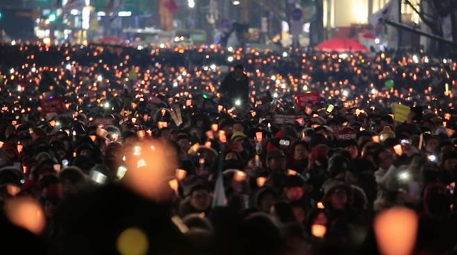 다큐멘터리 영화 ‘바람의 춤꾼’은 국정농단 사건의 공범인 이재용 삼성전자 부회장의 가석방이 공정한 대한민국을 열망한 촛불 시민들에 대한 응답인지 묻고 있다. [강 컨텐츠 제공]