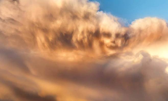 호주 14세 소년이 찍은 구름 사진 속 사람 얼굴 화제