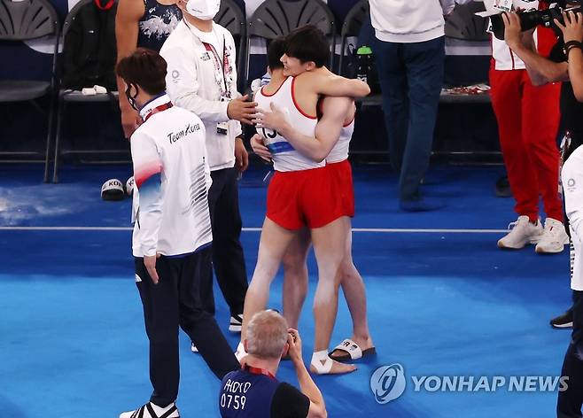 [올림픽] ‘류성현-김한솔, 우리 고생했어’ (도쿄=연합뉴스) 윤동진 기자 = 1일 오후 일본 아리아케 체조경기장에서 열린 도쿄올림픽 기계체조 남자 마루운동 결승전. 연기를 마친 한국 류성현과 김한솔이 포옹하고 있다. 2021.8.1 mon@yna.co.kr