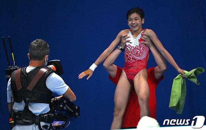 중국의 취안훙찬이 지난 5일 오후 일본 도쿄 아쿠아틱스 센터에서 열린 다이빙 여자 10m 플랫폼 결승에서 우승을 차지한 뒤 기뻐하고 있다. © AFP=뉴스1 © News1 원태성 기자