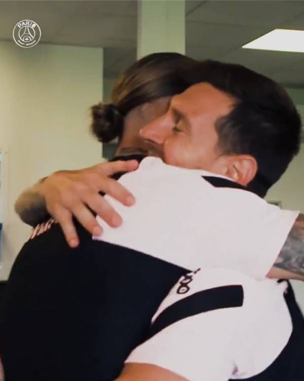 뜨거운 포옹을 나누는 두 사람. 사진|파리 생제르맹 FC