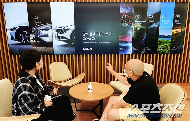 ◇기자가 기아 강서 플래그십 스토어 고객라운지의 '드라이브 온' 서비스를 체험하고 있다. 가양동=송정헌 기자 songs@sportschosun.com/2021.08.10/