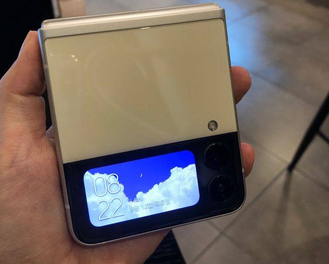 갤럭시Z플립3 접혀있는 외관.ⓒ데일리안 최은수 기자