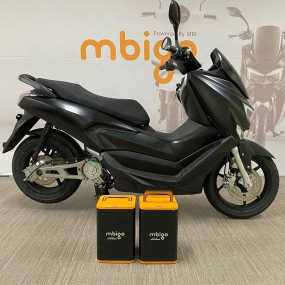 엠비아이가 개발 완료한 고용량배터리가 전기이륜차 앞에 놓여져 있다. (사진=엠비아이)