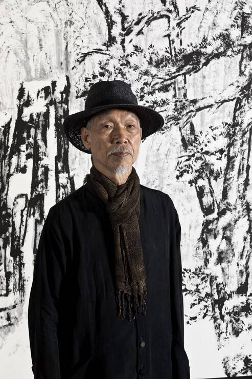 자신의 역작 <금강설경>(2019) 앞에 선 박대성 작가.