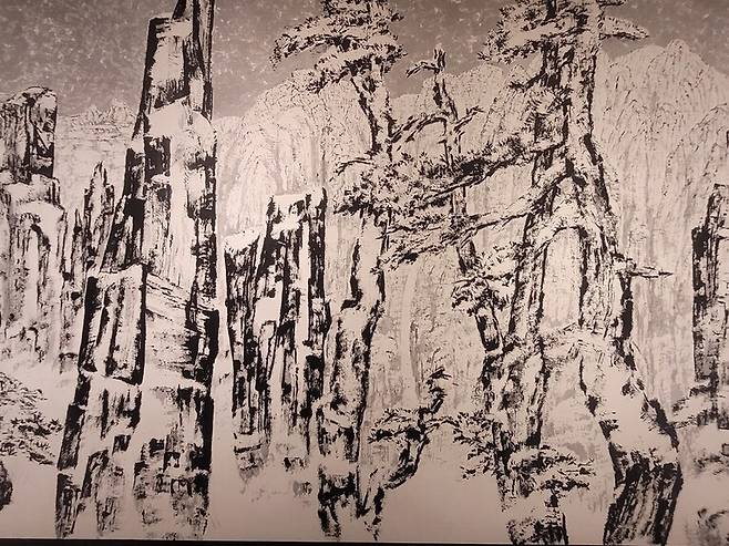 전시장 2층에 선보이고 있는 대작 <금강설경>(2019)의 일부분. 외금강 삼선대와 만물상, 솔숲의 모습을 담았다.