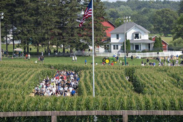 13일 시카고 화이트삭스와 뉴욕 양키스전이 열린 미국 아이오와주 다이어스빌 꿈의 구장에서 600m 떨어진 위치에 영화 세트장이 보인다. 다이어스빌=UPI 연합뉴스