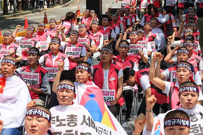 2019년 6월17일 학교비정규직노동자들이 문재인 대통령에게  대선 공약인 ‘공공부문 비정규직 제로’ 정책의 완전한 이행을 촉구하며 구호를 외치고 있다. 경향신문 자료사진