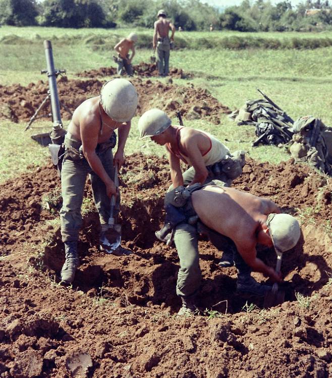 월남전에 파병된 청룡부대 3여단 2대대 6중대 부원들이 베트남 투이호아(Tuy Hoa) 지역에서 참호를 구축 중이다. 출처: 미국 국립문서보관청(NARA)