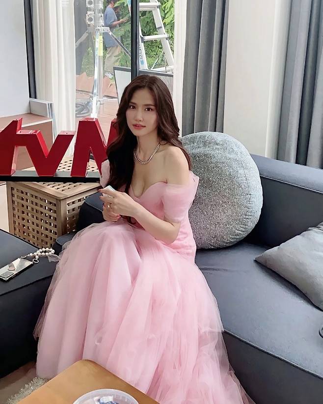 Actor Gong Hyun-joo showed off her beautiful dress figureOn the 13th, Gong Hyun-joo posted a picture on his SNS with an article entitled Pink Dress that was so beautiful.In the open photo, Gong Hyo-jo is sitting on the sofa and staring at the camera.At this time, Gong Hyun-joo is a hairstyle that gives a wave naturally to long hair, and it gives an elegant atmosphere and admires it.Especially, the colorful fashion of Gong Hyo-jo also catches the eye.Gong Hyun-joo wears pink off-shoulder dress, reminiscent of a bride who is about to wear a marriage ceremony.Gong Hyun-joos unique beautiful looks also stand out.Gong Hyun-joo marriages with a financial worker in 2019, appearing on TVNs new monthly drama High Class, which is scheduled to air on September 6.