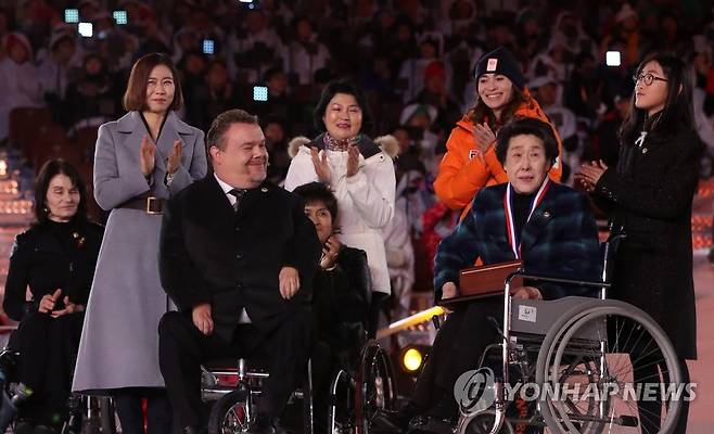 갈채 받는 황연대 여사 2018년 3월 18일 오후 강원도 평창올림픽스타디움에서 열린 2018 평창동계패럴림픽 폐막식에서 황연대 여사가 역대 '황연대 성취상' 수상자들로부터 감사패를 받고 있다. 황연대 여사가 1988년 서울하계패럴림픽 때 국내 언론으로부터 수상한 '오늘의 여성상' 상금을 국제패럴림픽위원회(IPC)에 쾌척해 '황연대 성취상'이 제정된 바 있다. 2018.3.18 yangdoo@yna.co.kr