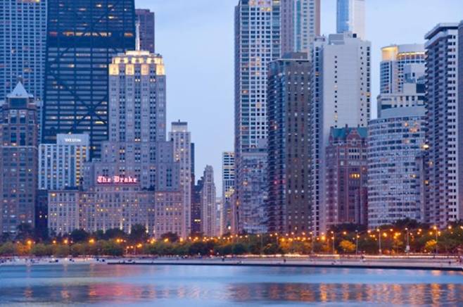 미국 시카고 미시간호변의 '드레이크 호텔'(왼쪽 아래) [시카고 관광청 Choose Chicago 화면캡처 / 재판매 및 DB 금지]