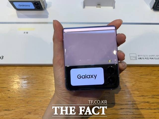 '갤럭시Z플립3'의 메인 디스플레이 크기는 전작과 동일한 6.7인치로 구성된 반면, 커버 디스플레이 크기는 1.9인치로 4배나 대폭 커졌다. 사진은 '갤럭시Z플립3' 라벤더 색상 모습. /한예주 기자