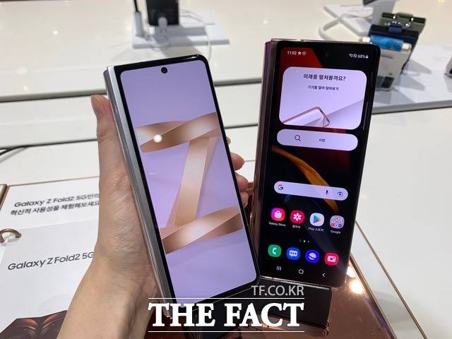 외관상 큰 차이는 없어보이지만 무게와 두께가 줄어 휴대성이 높아졌다. '갤럭시Z폴드3'과 '갤럭시Z폴드2' 모습(왼쪽부터). /한예주 기자