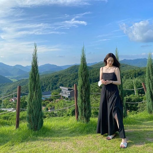 Davichi Kang Min-kyung showed off his Goddess-like visualsKang Min-kyung posted two photos on his Instagram on the 13th with an article entitled I miss you.The photo shows Kang Min-kyung wearing a black sleeveless One Piece spending a relaxing time in nature.The figure of Kang Min-kyungs Goddess in a refreshing Scenery catches the eye.Meanwhile, Davisi, who belongs to Kang Min-kyung, was loved by him in April as Just hug him.
