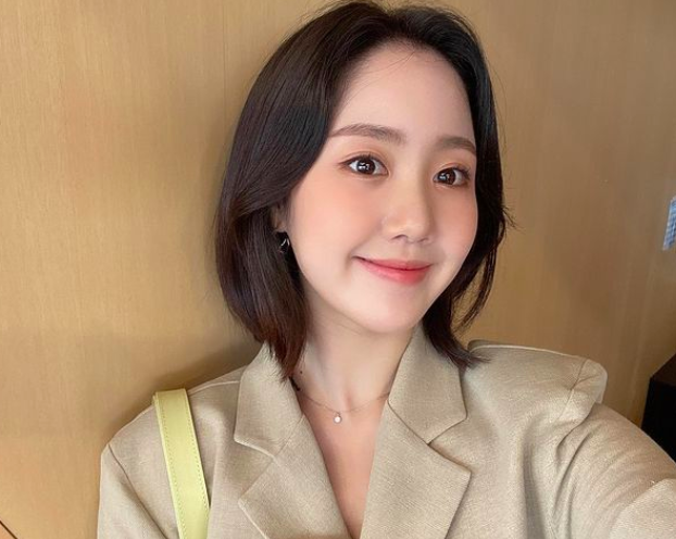 Actor Jin Ji-hee, 23, showed off her water-soaked look.Jin Ji-hee uploaded several daily photos to his Instagram on the afternoon of the 14th and focused on his followers Attention.The photo released on this day shows a picture of an ivory color jacket and a salmon color bag.Above all, Jin Ji-hee completes full makeup on this day, and her beauty is more prominent.The cute figure of the child who shouted High Kick Through The Roof as a child disappears and maturity is buried.Meanwhile, Jin Ji-hee is meeting viewers as Eugenie in the series drama Penthouse.Jin Ji-hee SNS