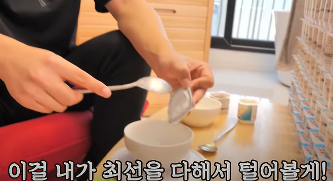 '공대생 변승주 DS'라는 유명 유튜브 채널에서 요거트 뚜껑에 묻은 양을 재는 실험을 하고 있다./사진=유튜브 화면 캡처.