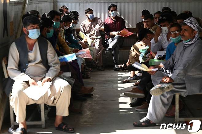 아프가니스탄 수도 카불에서 여권을 신청하려는 시민들이 대기실에 모여있다. 아프가니스탄 내 미군 철수 결정으로 탈레반이 세력을 확장하면서 최근 아프가니스탄을 떠나려는 사람들이 증가하고 있다. © AFP=뉴스1 © News1 이정후 기자