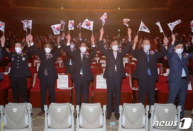 ‘광복의 힘으로 더 행복한 대한민국을 만들겠습니다’를 슬로건으로 잡은 이번 경축식은 표창과 경축사, 광복절 노래 제창, 만세삼창 등의 순으로 진행했다.(충남도 제공).© 뉴스1