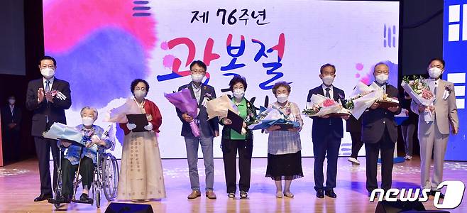 이용섭 광주시장이 15일 오전 시청 대회의실에서 열린 제76주년 광복절 경축식에 참석해 유공자 표창을 한 뒤 기념촬영을 하고 있다.(광주시 제공)2021.8.15/뉴스1 © News1