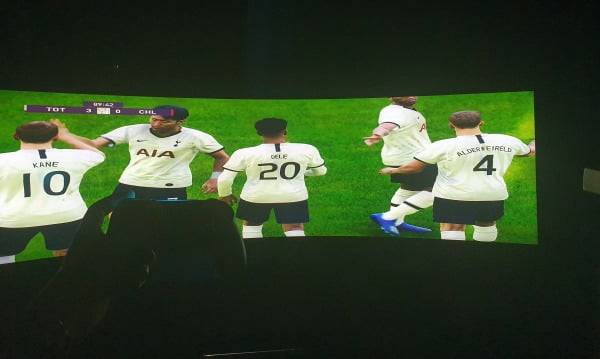 삼성 '오디세이 네오 G9'로 콘솔 게임 PES를 플레이하는 모습/사진=배성수 기자