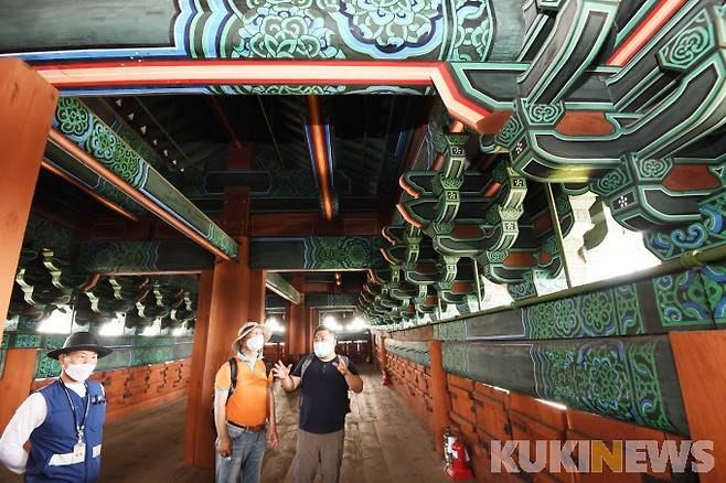 숭례문 문루 내부/ 조치욱 서울역사박물관 학예연구사(사진 우측)가 숭례문 화재 이후 복구 과정에 대해 설명하고 있다.