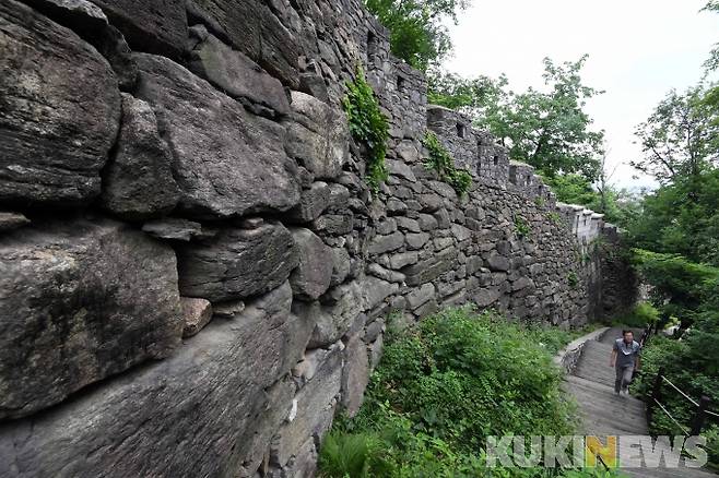 남산 동편 성곽길에는 태조 당시 초축한 성곽형태가 잘 남아있다. 5만9500척(약 18.6㎞)의 도성 전 구간은 전국 97개 군현에서 차출된 19만7400명이 약 600척(180m)씩 나눠 농한기를 이용해 98일 만에 성을 쌓았다.