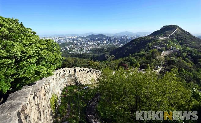 백악산(북악산) 백악곡장 인근에서 바라본 한양도성/ 성곽이 멀리 인왕산 정상까지 내사산 능선을 따라 용트림하듯 힘차게 굽이쳐 흐르는 있다.