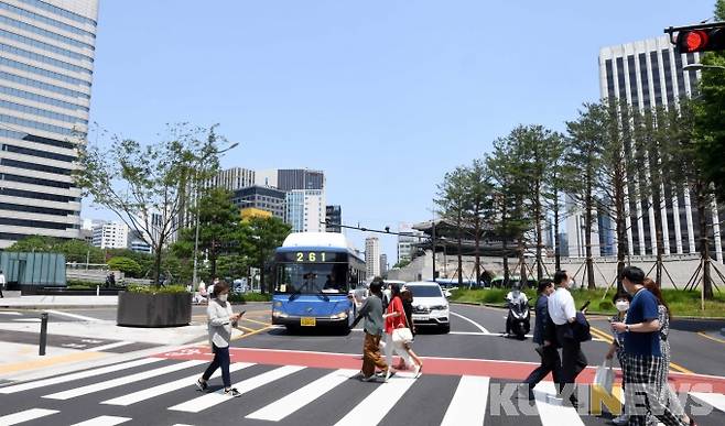 절단된 성곽/ 숭례문을 중심으로 돈의문 터 구간의 성곽은 대부분 멸실되어 일부 복원구간을 제외하면 흔적을 찾기 어렵다.&nbsp;