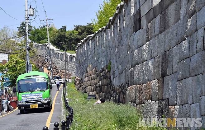 한양도성 인왕산 구간/ 국제기념물유적협의회는 신청유산 현지에 전문가를 파견하여 실사 후 등재신청서류전반에 대한 심사를 거쳐 등재신청 유산에 대한 등재, 등재보류, 등재반려, 등재불가를 판단한다. 세계유산위원회에서는 이코모스가 제출한 권고의견을 바탕으로 세계유산위원회 회의에서 등재여부를 최종 결정한다.